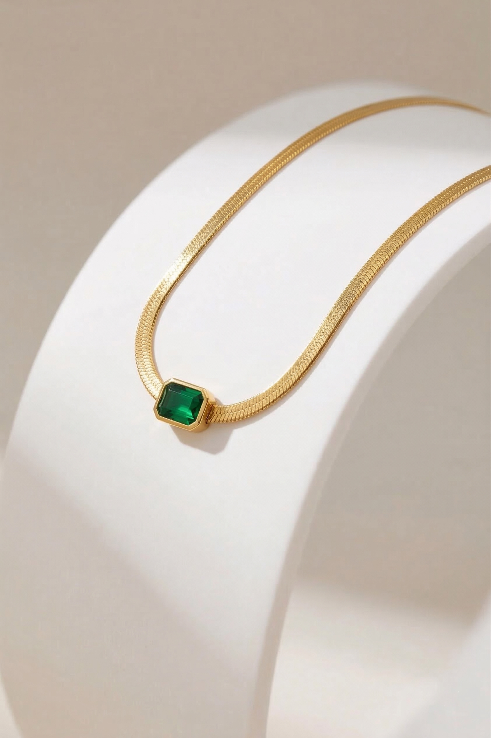 Emerald Aura Pendant Chain - CHEXE LIFESTYLE PRIVATE LIMITED